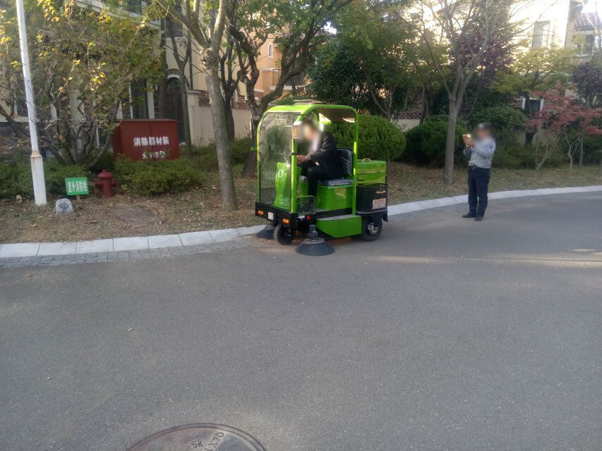 電動駕駛式掃地車 電動駕駛式掃地車